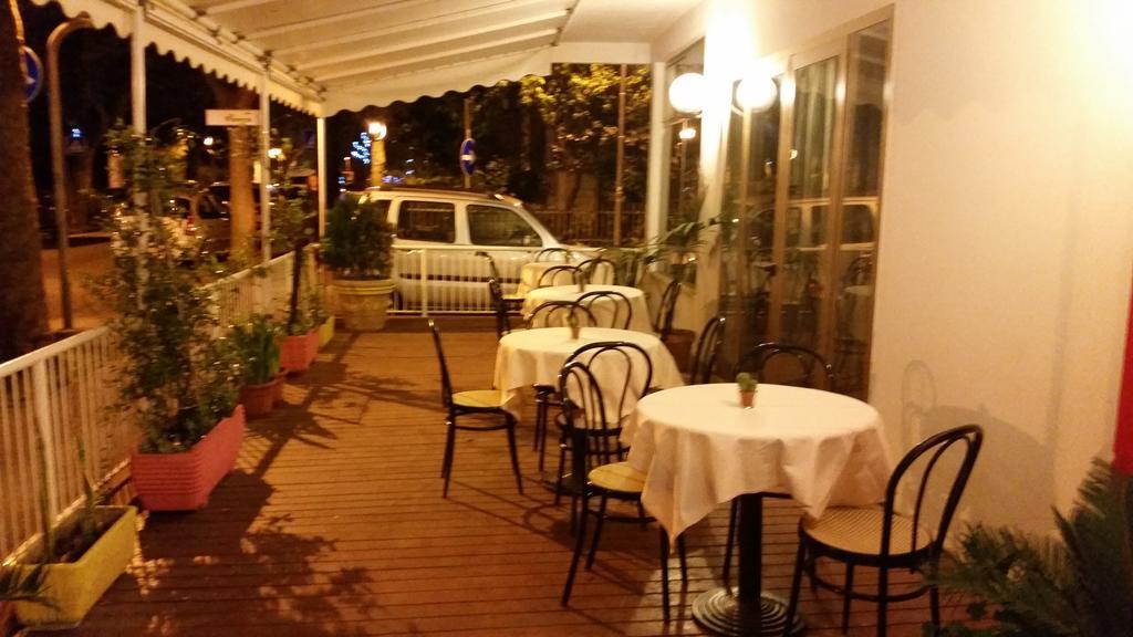 Hotel Villa Del Sole Римини Екстериор снимка